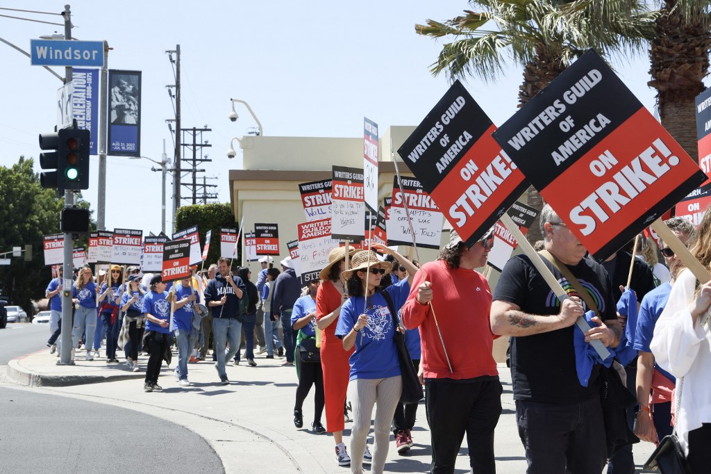 Guionistas de Hollywood en huelga por mejores remuneraciones
