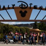 Guionistas de Hollywood paralizan la industria audiovisual con su huelga (producciones afectadas y otras claves de la protesta)