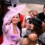 El momento viral de Katy Perry en la coronación de Carlos III