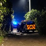 Localizan cuerpo quemado de una mujer en una aldea de Antigua Guatemala, al cual le dejan una nota de advertencia