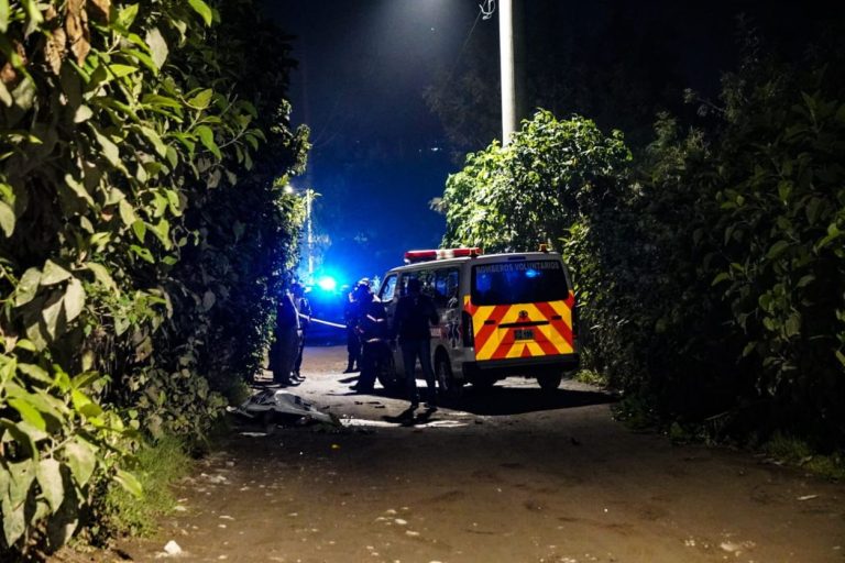 Localizan cuerpo quemado de una mujer en una aldea de Antigua Guatemala, al cual le dejan una nota de advertencia