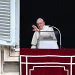 Papa Francisco pierde la paciencia y regaña a mujer que le pidió bendecir a un perrito