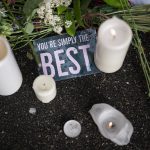 Vecinos y fanáticos recuerdan a Tina Turner y rinden homenajes