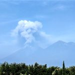 Inician evacuación de comunidades, cierran la RN-14 y suspenden clases en algunas escuelas por erupción del Volcán de Fuego