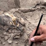 El hallazgo en Perú de una momia en medio de un monumental basurero