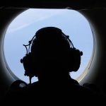 El avión que ve debajo del agua: cómo operan las naves que buscan desde el aire el sumergible Titán perdido cuando se dirigía al Titanic