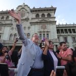 Bernardo Arévalo se reúne con simpatizantes y celebra haber pasado a segunda vuelta