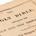 Las escuelas en Estados Unidos que prohibieron la Biblia por “vulgar y violenta”