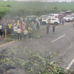 Madres de familia bloquean la ruta CA-2 para exigir maestros para escuela de aldea Florido Aceituno, Escuintla