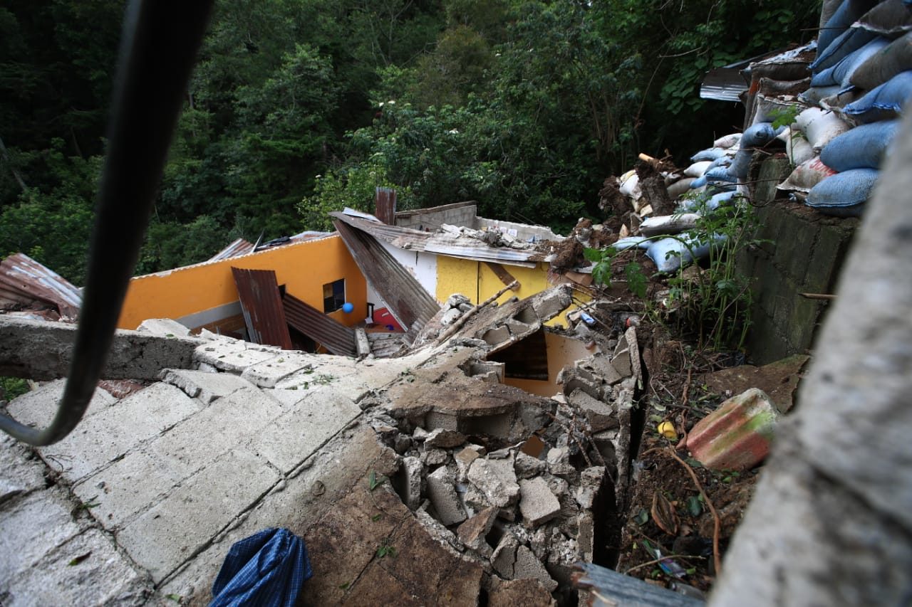 PAREDÓN SOBRE CASA EN LA ZONA 16