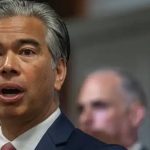 California acusa a Florida de secuestrar a un grupo de migrantes venezolanos y colombianos