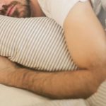 Sujeto soñó que había intrusos en su casa y se disparó en una pierna cuando estaba dormido