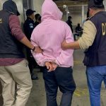 Quién es alias el “Cejas”, el supuesto sicario que transportaba un arma en una caja envuelta en papel de regalo