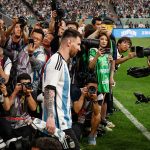 Graban a Lionel Messi mientras pasea en bicicleta junto a su familia en un barrio de Argentina