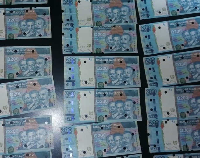 Mujer capturada en Mazatenango por usar billetes falsos