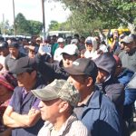 Transportistas paralizan servicio y bloquean accesos en Quiché para exigir la instalación de dos puentes