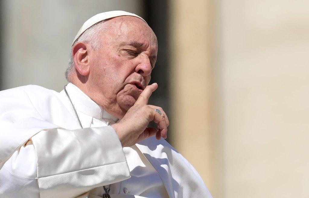 El papa Francisco tiene el riesgo de sufrir una obstrucción intestinal y será operado de emergencia