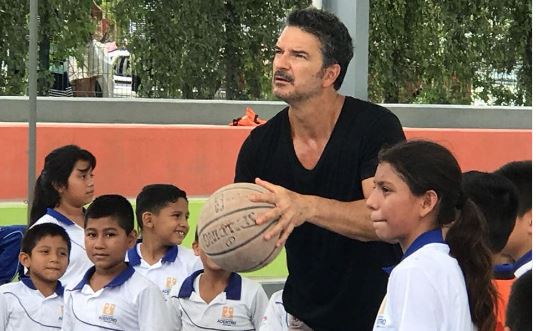 Ricardo Arjona: maestro en las aulas y en el escenario