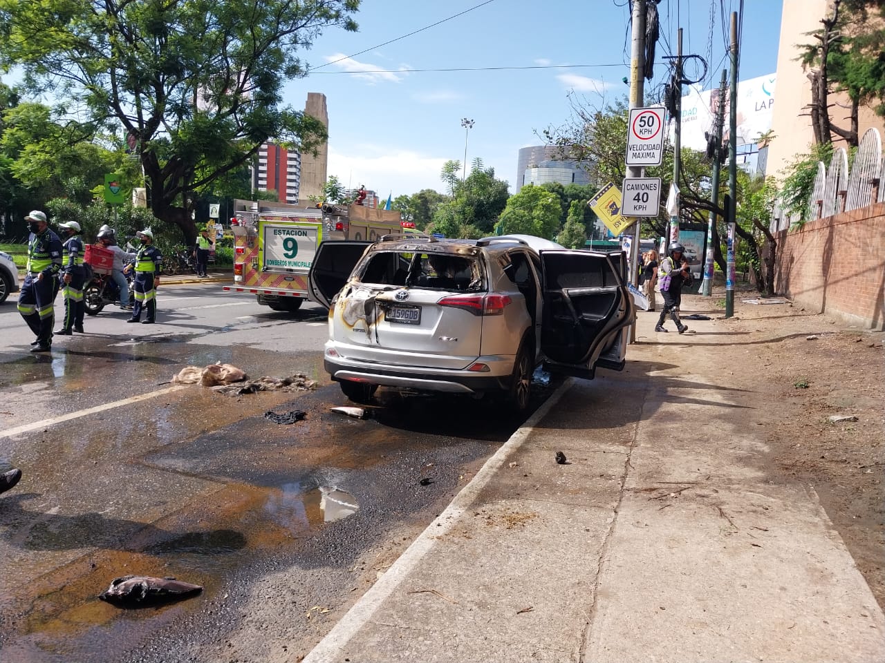 Video: Un vehículo incendiado con bomba molotov y otro con vidrio roto en confuso incidente en las cercanías del centro de votación Los Arcos