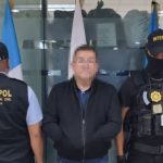 Guatemalteco que tenía cuatro órdenes de captura por hurto y estafa fue extraditado de El Salvador.