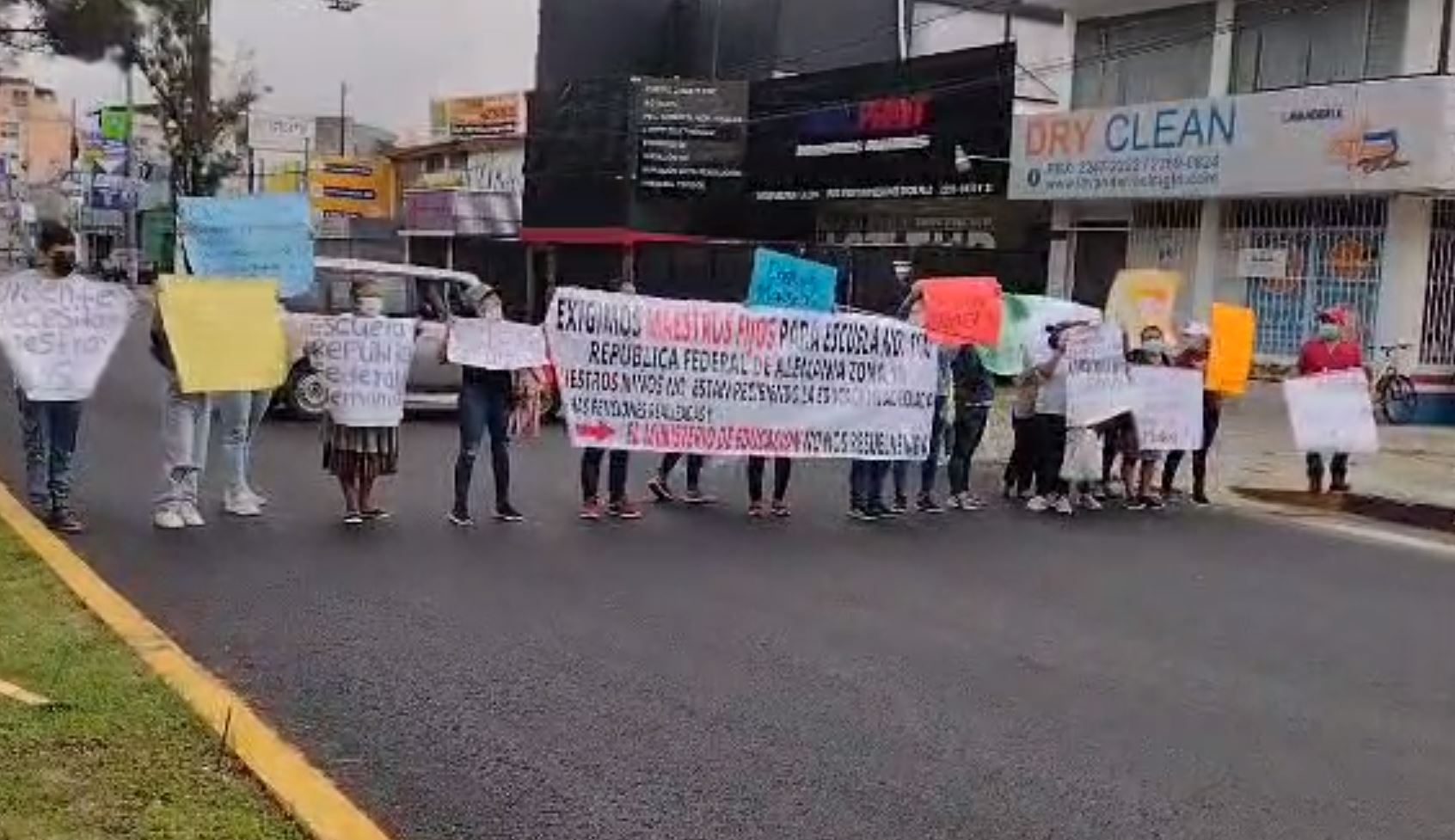 Padres de familia protestan por falta de maestros en la Escuela Oficial ...