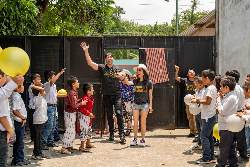 Martha Higareda y Lewis Howes en Guatemala