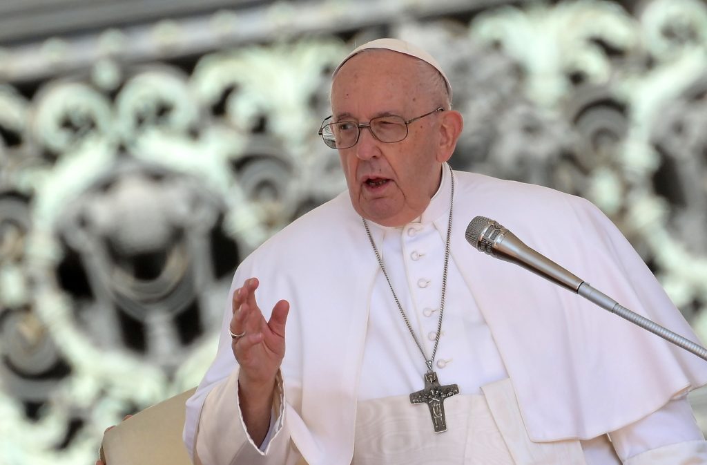 Papa Francisco: “está bien, despierto y consciente” tras su operación, afirma cirujano
