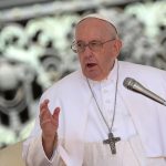 Papa Francisco: “está bien, despierto y consciente” tras su operación, afirma cirujano