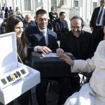 El Vaticano lanza satélite equipado con nanotecnología, una oración del papa Francisco y con el objetivo de servir como un símbolo de esperanza en el cielo
