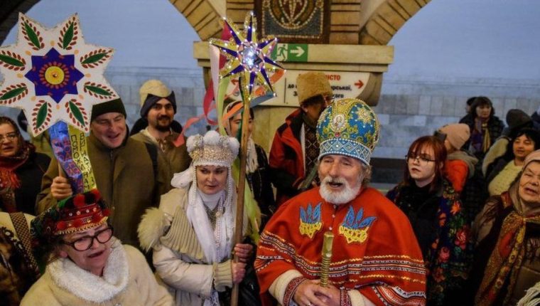 Muchos ucranianos celebraron la Navidad pasada en refugios en medio de continuos ataques rusos. (EPA)