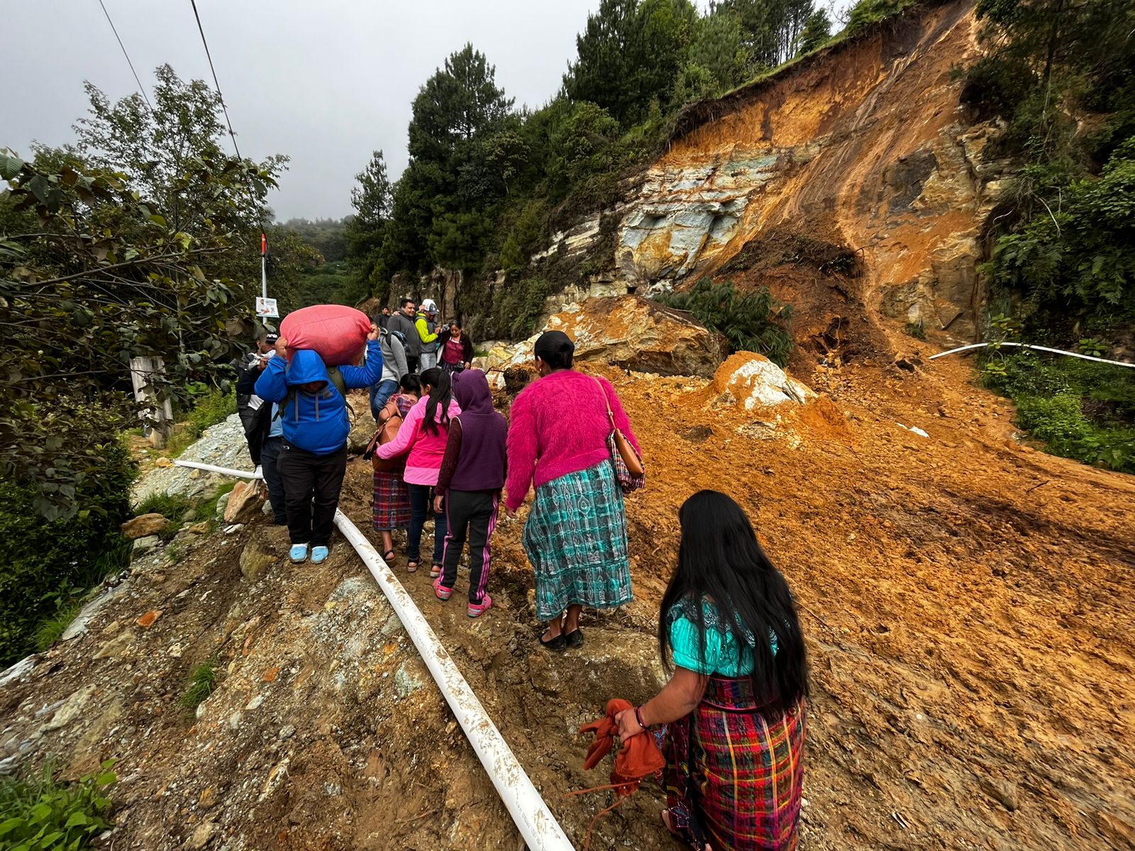 Videos: derrumbe de grandes bloquea el paso de Quetzaltenango a Huehuetenango