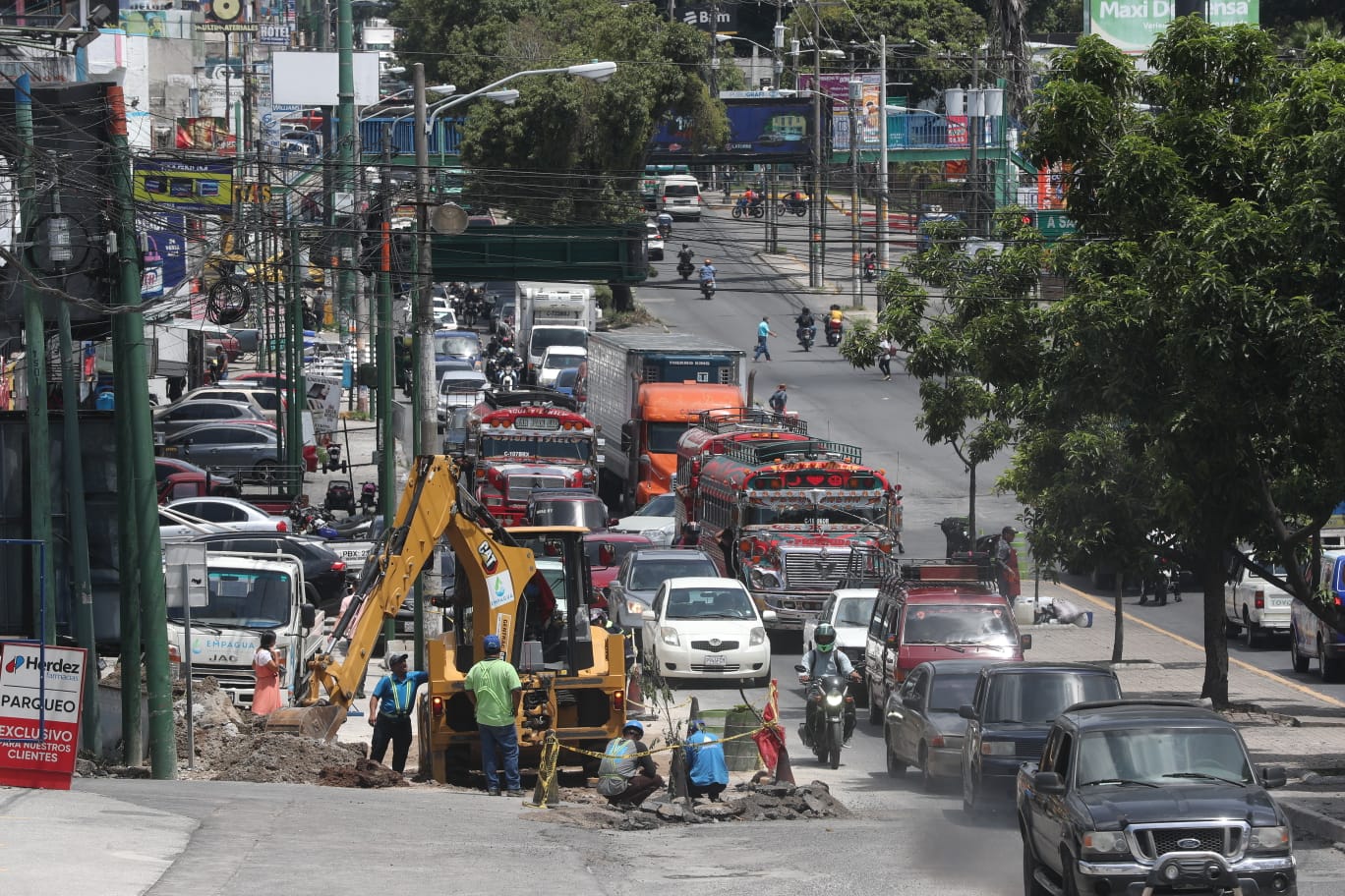 Recomiendan rutas alternas por daños en tubería en la calzada San Juan