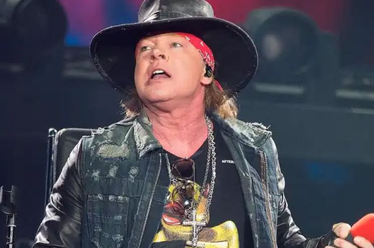 Axl Rose se tropieza en un concierto
