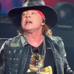 Así fue el video que muestra cómo Axl Rose, vocalista de Guns N´ Roses, se tropezó en pleno concierto en Londres