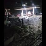 Imágenes: Video muestra el momento en que las correntadas invaden calles del casco urbano de Barillas, por la fuerte lluvia