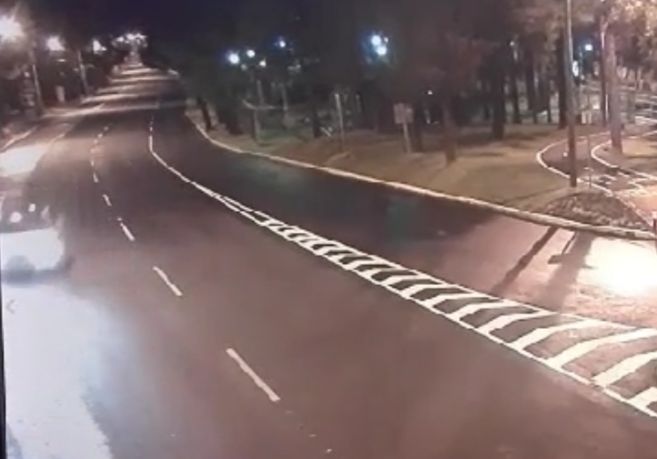 CARRO CHOCA CONTRA PASARELA EN LA ZONA 15