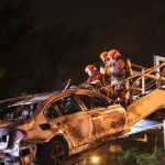 Video | Vehículo termina en gradas de pasarela, se incendia del impacto y el piloto muere carbonizado
