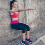 Sentadillas contra la pared y plancha sobre el piso, dos sencillos ejercicios isométricos que te bajan la presión arterial