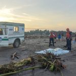 Río arrastra a motoristas en Cuyotenango