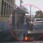 Video muestra cuando dos sujetos asaltan al piloto de un vehículo en la zona 1 de la capital