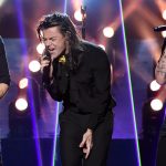 El video que muestra cómo Harry Styles es golpeado por un objeto que una persona le lanza en un concierto