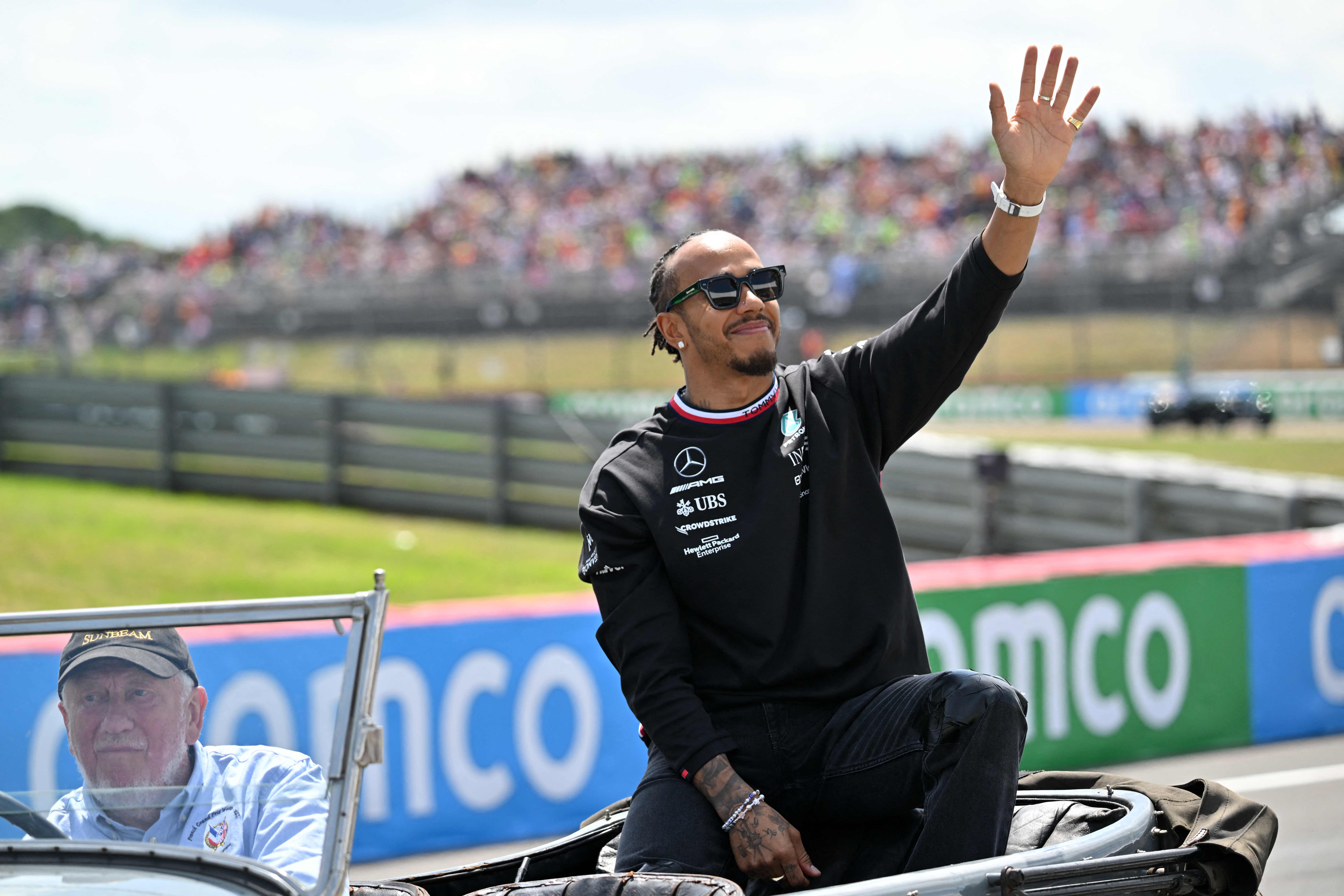 ¿No logró una relación con Shakira? Lewis Hamilton vacaciona en Ibiza con una tenista y una actriz