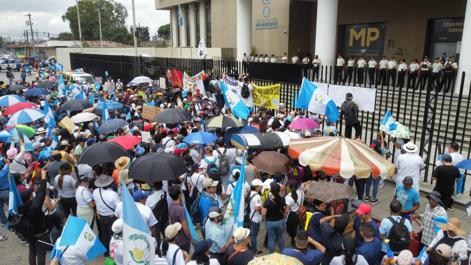 PROTESTA FRENTE AL MP