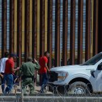 Las imágenes de cómo un grupo de migrantes pone en riesgo sus vidas al cruzar un alambrado filoso para llegar a EE.UU.