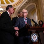 Video: captan a Mitch McConnell, senador republicano, mientras se queda paralizado en medio de una conferencia de prensa