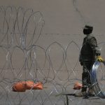 Texas refuerza barricada de alambre de navaja pese a orden del Gobierno de EE. UU. para retirarla