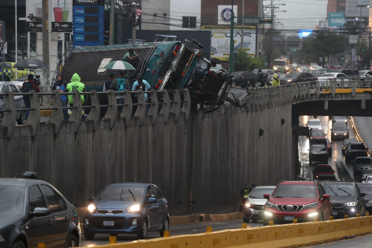 CAMIONETA CHOCA EN LOS PRÓCERES