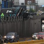 Video: El momento en que bus choca contra baranda en Los Próceres y cómo el ayudante sale expulsado de la unidad