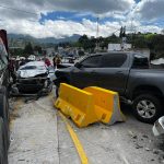 “Se quedó sin frenos”: imágenes muestran cómo quedaron los vehículos por choque de tráiler en cruce Cuatro Caminos, Totonicapán
