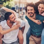 “A ellas les importa quién eres, y a ellos qué eres”: las diferencias en la amistad entre mujeres y entre hombres según el célebre psicólogo Robin Dunbar